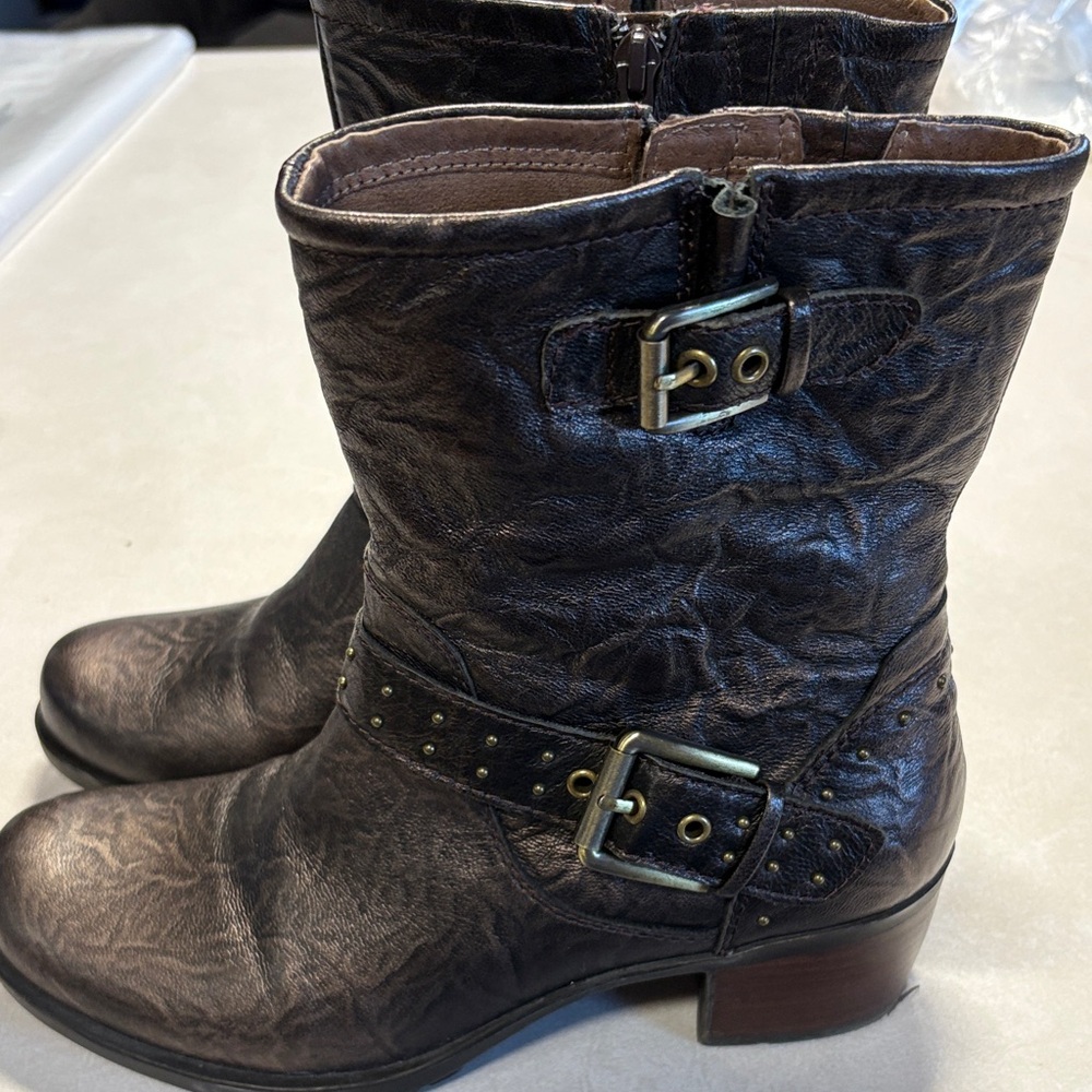 Earth Denali Women's Bronze Boots - Picture 2 of 7